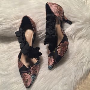 Kelly & Katie ~Onirella Floral Tapestry Pump